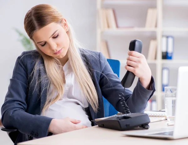 Pregnant woman employee in the office — Stock Photo, Image