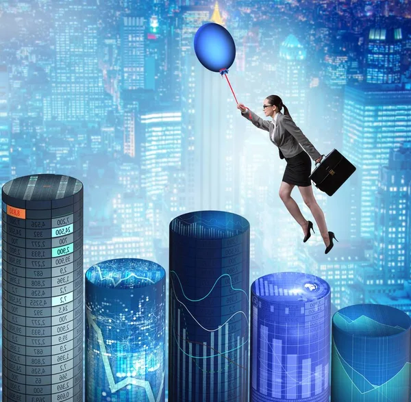 Mujer de negocios volando en globo caliente sobre gráfico — Foto de Stock