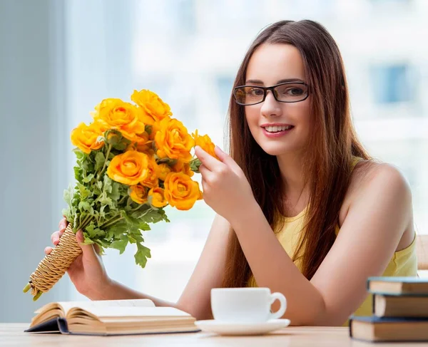 Ung flicka med present av blommor — Stockfoto