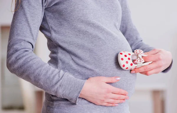 Těhotná žena užívat pilulky během těhotenství — Stock fotografie