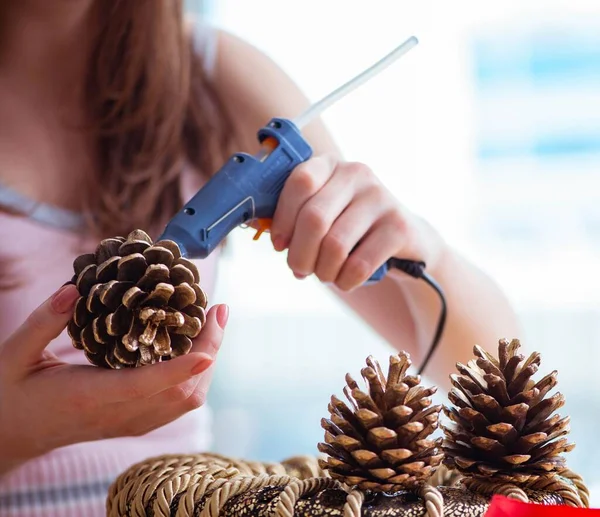 Kvinna doiing DIY festliga dekorationer hemma — Stockfoto