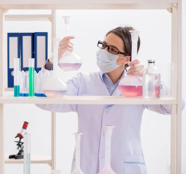 Chemikerin arbeitet im Krankenhauslabor — Stockfoto