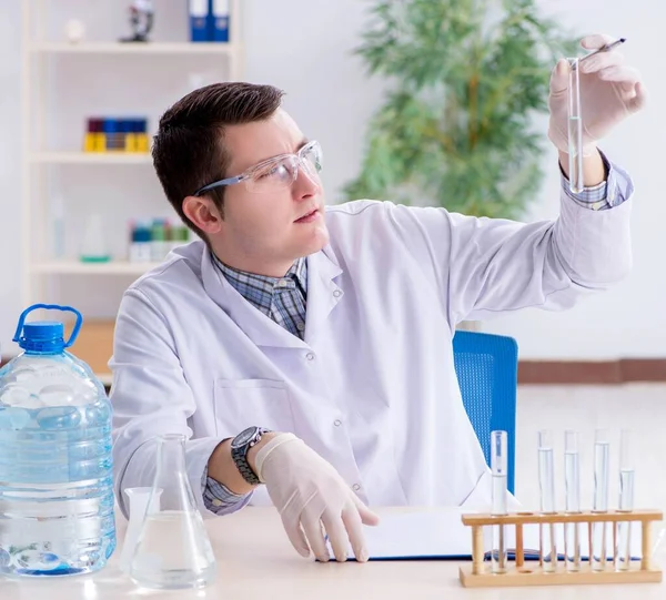 研究室で実験する若い化学者の学生 — ストック写真