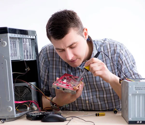 车间修理计算机的年轻技术员 — 图库照片