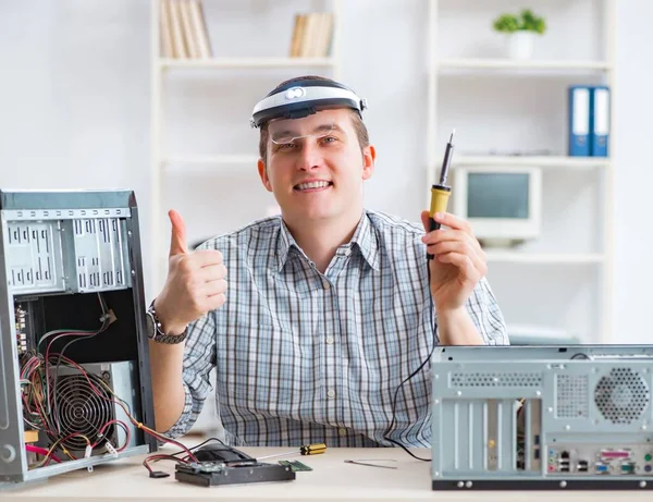 Jovem técnico de reparação de computador em oficina — Fotografia de Stock