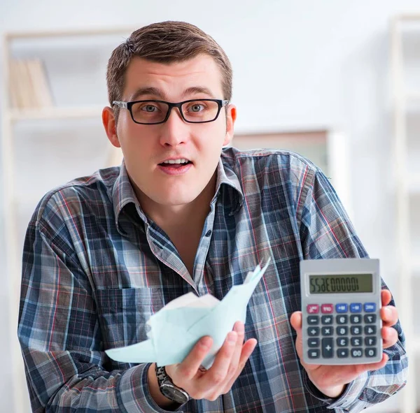 Junger Mann frustriert über sein Haus und Steuerrechnungen — Stockfoto