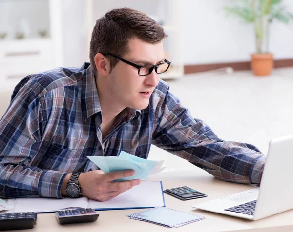 Junger Mann frustriert über sein Haus und Steuerrechnungen — Stockfoto