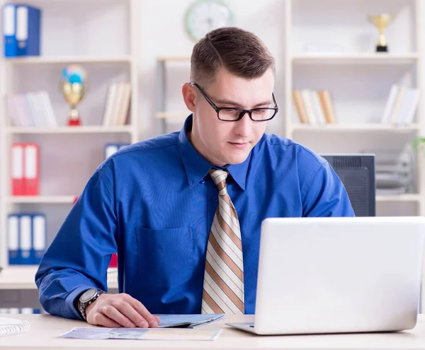 Jovem e bonito empresário empregado trabalhando no escritório na mesa — Fotografia de Stock