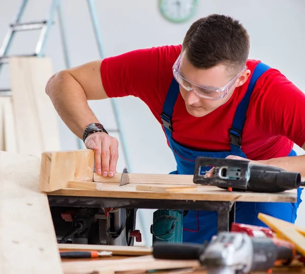 Lohnunternehmer arbeitet in der Werkstatt — Stockfoto