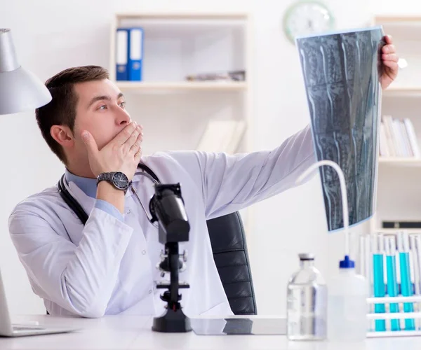 Médico masculino olhando para os resultados do laboratório no hospital — Fotografia de Stock