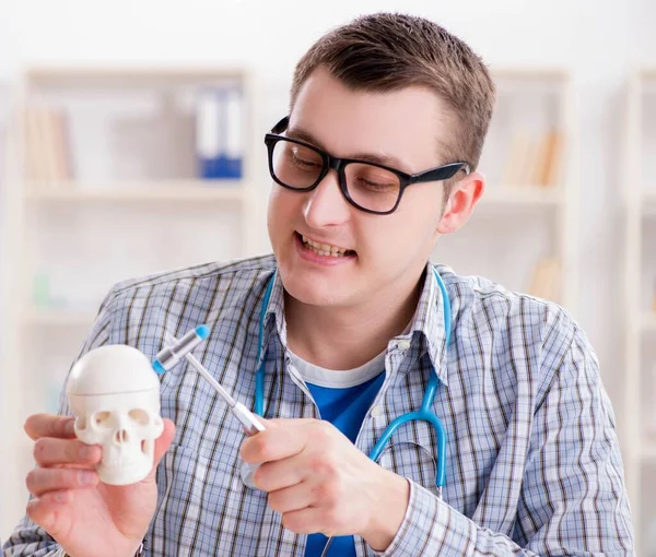 Estudante de medicina estudando esqueleto em sala de aula durante palestra — Fotografia de Stock