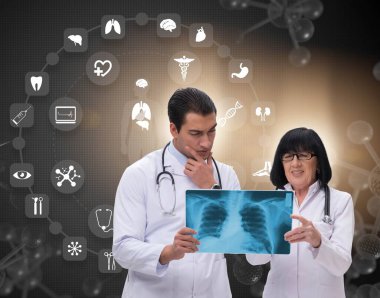 İki doktor teletıp konseptinde x-ray görüntüsünü tartışıyor