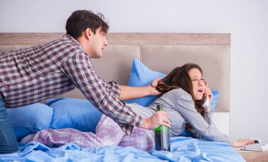 Sarhoş alkoliklerle aile içi şiddet kavramı