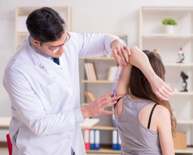 Doktor hastaların eklem esnekliğini kontrol ediyor