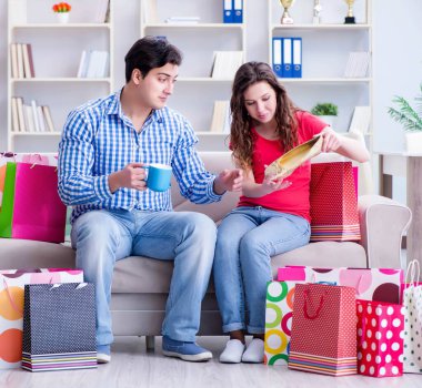 Alışveriş yaptıktan sonra genç çift.