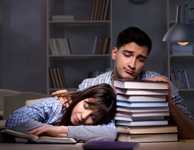 İki öğrenci gece geç saatlere kadar çalışıyor.