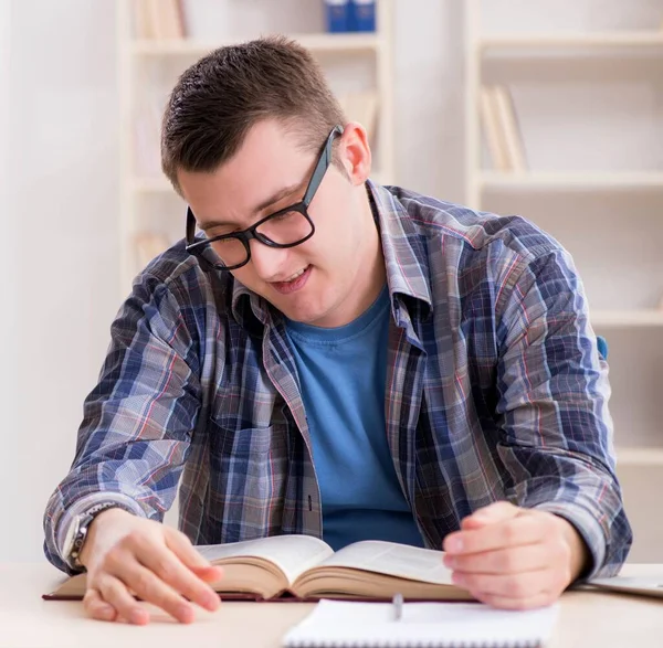 Jovem estudante se preparando para os exames escolares com livros — Fotografia de Stock