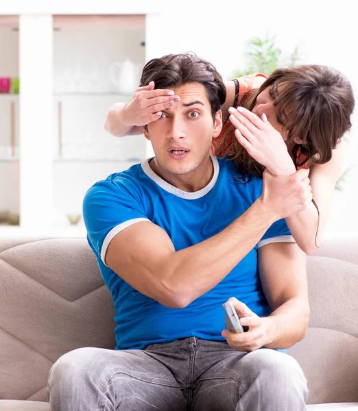 Esposa infeliz de que el marido está viendo fútbol — Foto de Stock