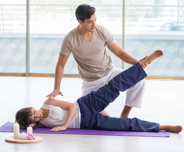 Spor salonunda antrenörlük yapıyor.