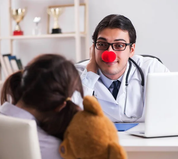 Funny pediatrician with little girl at regular check-up — Stock Photo, Image