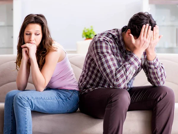 Parçalanmış ilişki konseptinde genç bir aile