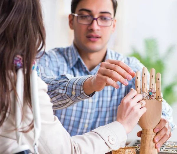 Mujer visitando joyero para evaluación de joyas —  Fotos de Stock