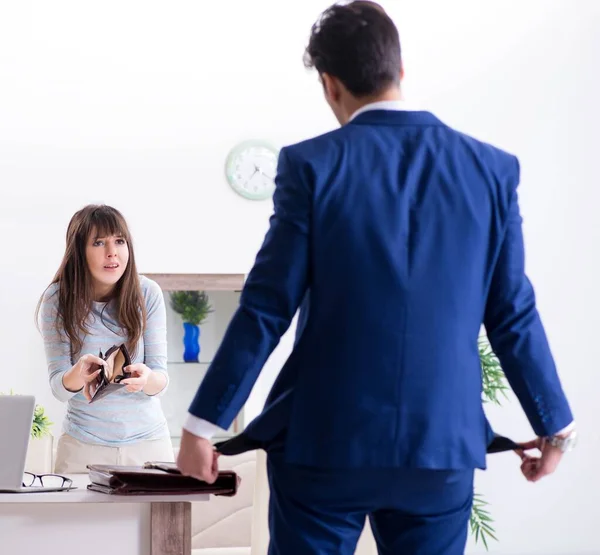 Famille en faillite sans argent comptant à la maison — Photo