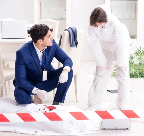 Adli tıp dedektifi suç mahallinde.