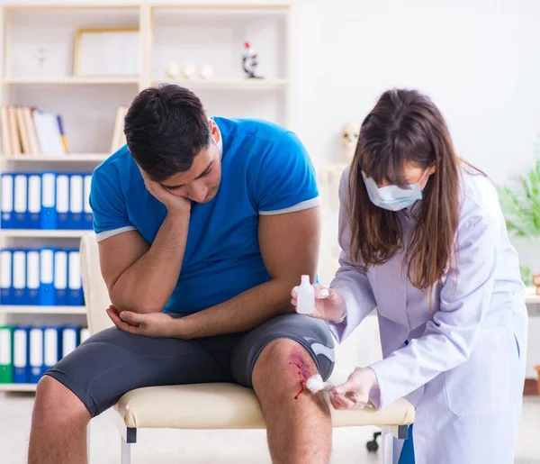 Spor sakatlığı geçiren hasta doktoru ziyaret ediyor.