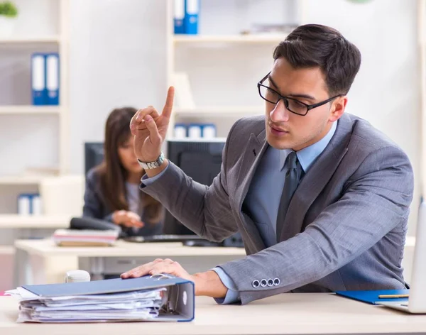 Man en vrouw die op kantoor werken — Stockfoto