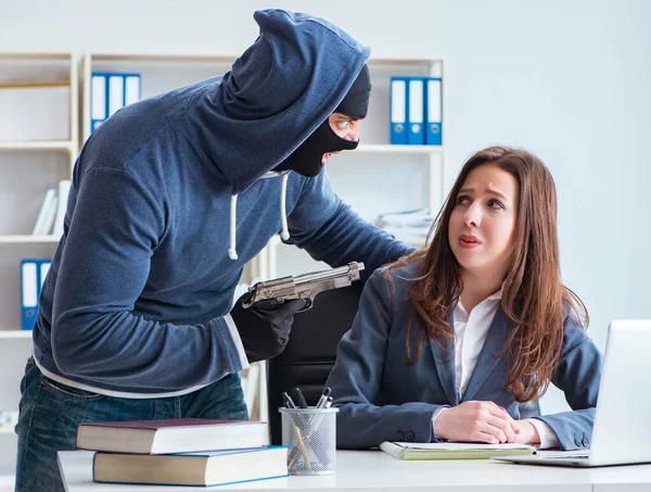 Criminal toma de la mujer de negocios como rehén en el cargo — Foto de Stock