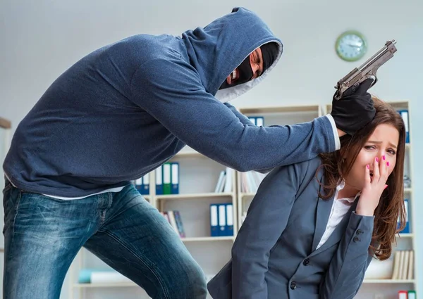 Criminele ontvoering van zakenvrouw als gijzelaar — Stockfoto