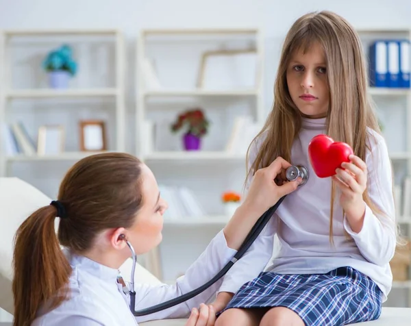 Medico femminile pediatra controllo ragazza — Foto Stock