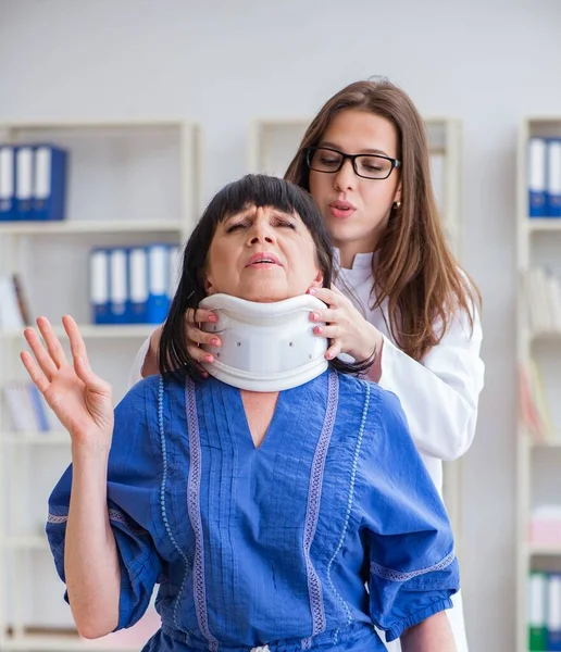 Donna anziana con lesioni al collo a dottori — Foto Stock