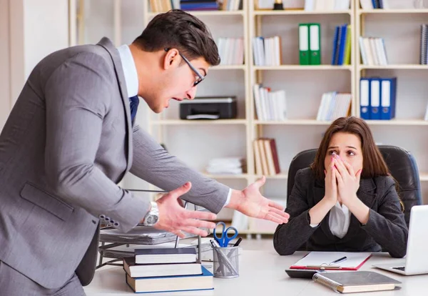 Kadın ve erkek arasındaki ofis anlaşmazlığı — Stok fotoğraf