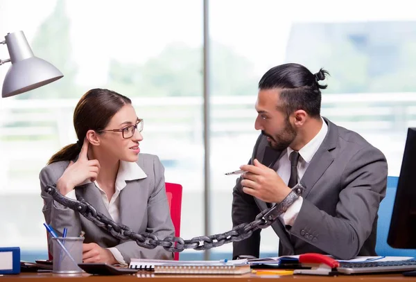 Hombre y mujer en concepto de negocio —  Fotos de Stock