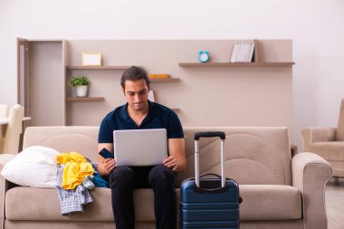 Genç adam eve dönüş yolculuğuna hazırlanıyor.