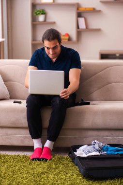 Genç adam eve dönüş yolculuğuna hazırlanıyor.