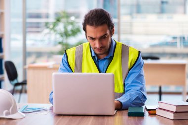 Ofiste çalışan genç erkek mimar.