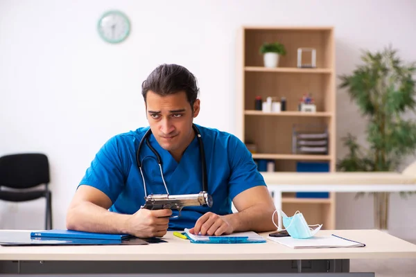 Junger Arzt begeht Selbstmord am Arbeitsplatz — Stockfoto