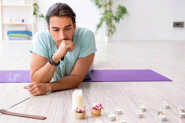 Joven durante sesión de yoga en casa —  Fotos de Stock