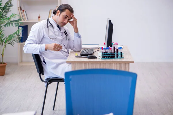 Klinikte çalışan genç bir erkek kardiyolog. — Stok fotoğraf