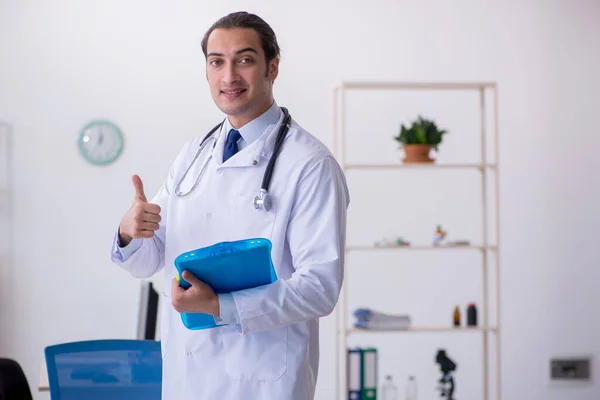 Joven médico cardiólogo que trabaja en la clínica — Foto de Stock