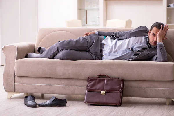 Втомився молодий бізнесмен приходить додому після робочого дня — стокове фото