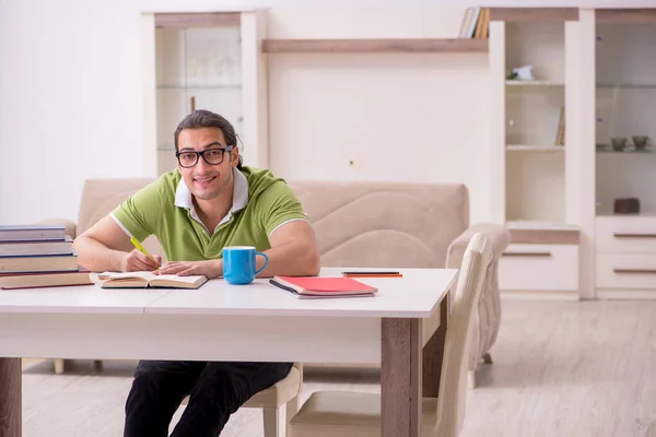 Giovane studente maschio preparazione per gli esami a casa — Foto Stock