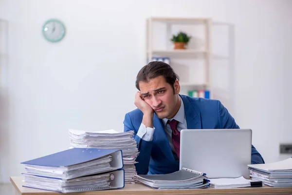 Jeune employé masculin mécontent du travail excessif au bureau — Photo