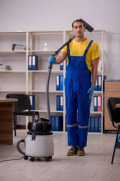Fiatal férfi vállalkozó takarítás az irodában — Stock Fotó