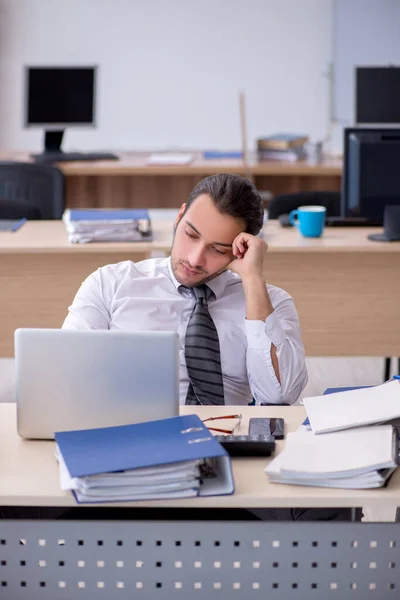 Junge männliche Mitarbeiter unzufrieden mit exzessiver Arbeit — Stockfoto