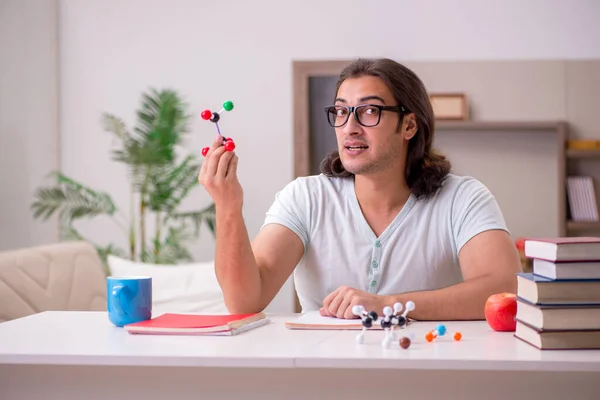 Giovane studente maschio preparazione per gli esami a casa — Foto Stock