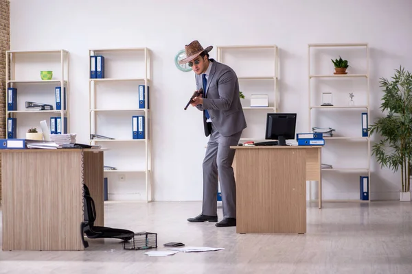 Pegawai laki-laki muda dan jebakan tikus di kantor — Stok Foto
